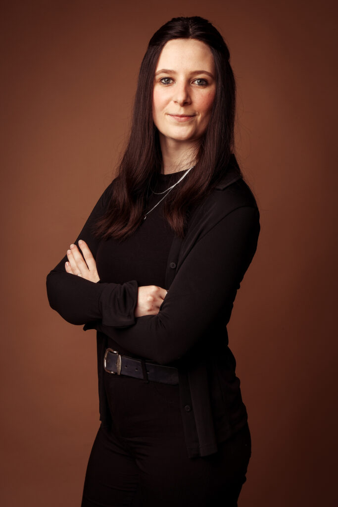 Portraitfoto von Mareike Pennig mit Hintergrund – Freelance Mediendesignerin im Kontaktbereich der Website
