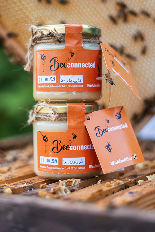Honigglas mit dem Label „beeconnected“, gestaltet im Corporate Design der Firma mit Biene und CI-Schriftart