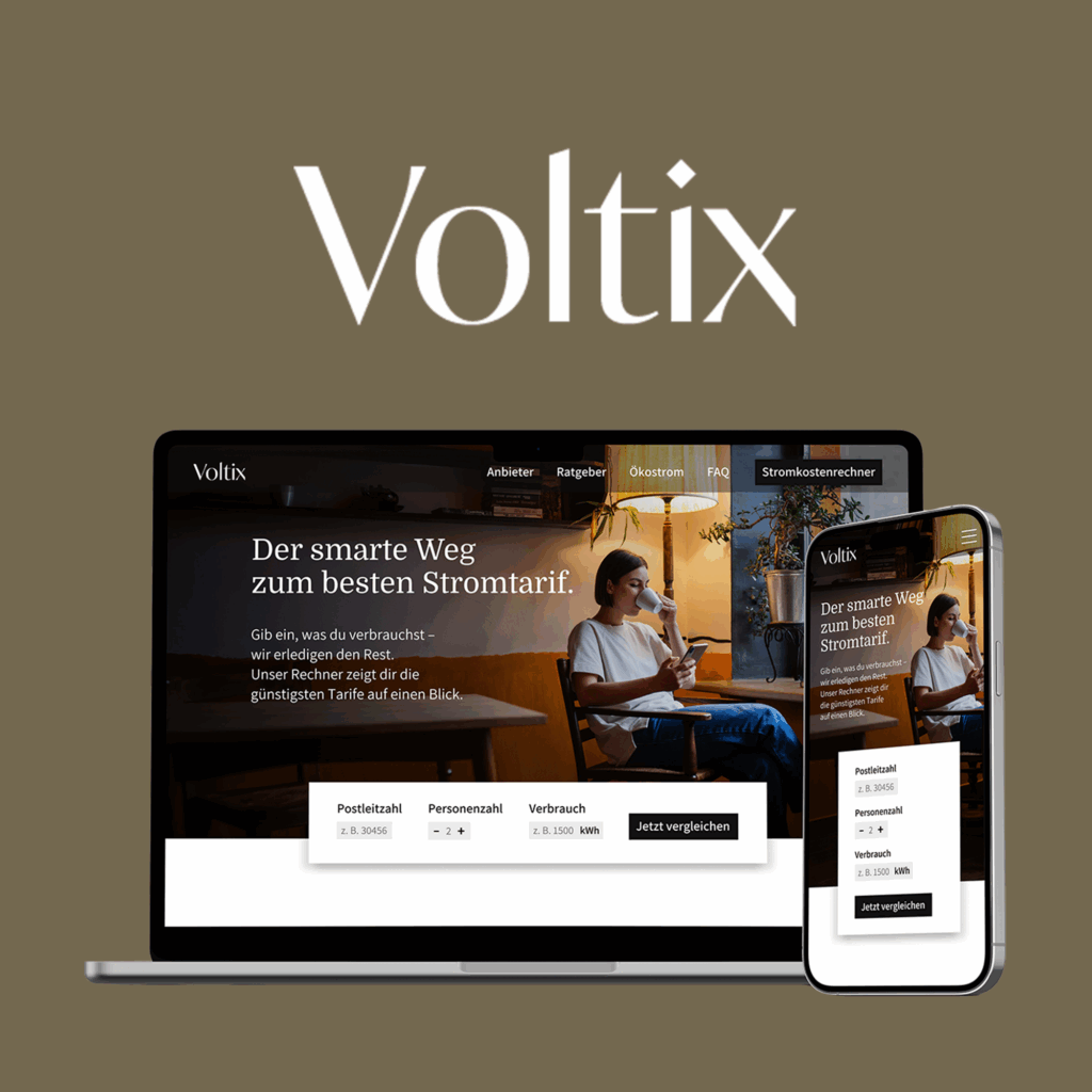Mockup von „Voltix“, einem Stromanbieter-Vergleich für junge Zielgruppen – mit responsivem Webdesign auf Laptop und Smartphone sowie Logo im Header von Freelance Mediengestalterin Mareike (Portfolio-Arbeit)