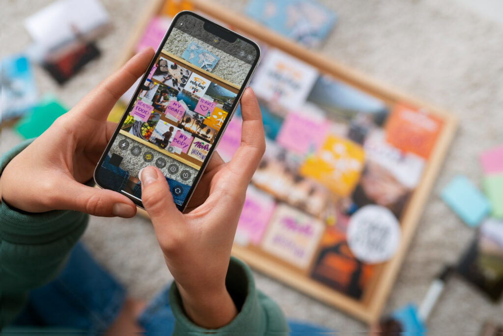 Hand mit Smartphone beim Fotografieren von Instagram-Content, Fokus auf mobile Content-Erstellung